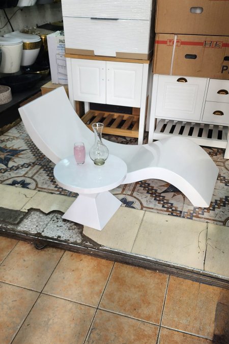 كرسي استرخاء بركة سباحة مع طاولة جانبية – أبيض